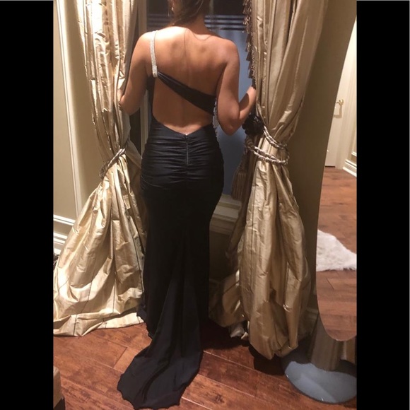 Black gown - Picture 5 of 5